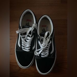 Barely used black and white vans 🤍🖤